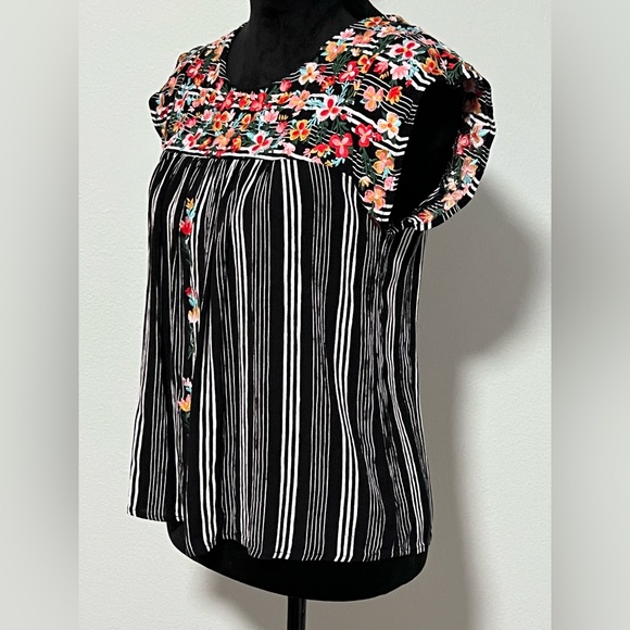 SAVANNA JANE Embroidered Top - S - Picture 3 of 7